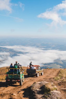 Dağ zirvesinde arazi araçlarına binen insanlar fotokopi alanı