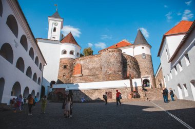 Mukachevo, Ukrayna - 9 Ekim 2021: Tahta kale manzaralı güneşli gün