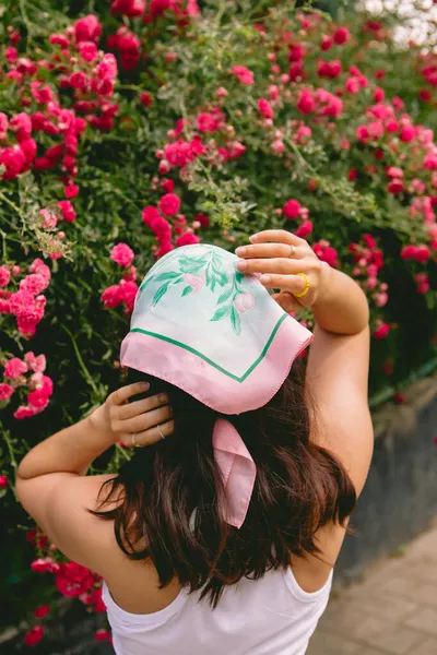 Jong Vrij Glimlachende Vrouw Buurt Bloeiende Rode Rozen Bush Kopiëren — Stockfoto