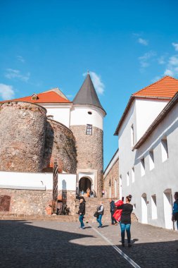 Mukachevo, Ukrayna - 9 Ekim 2021: Tahta kale manzaralı güneşli gün