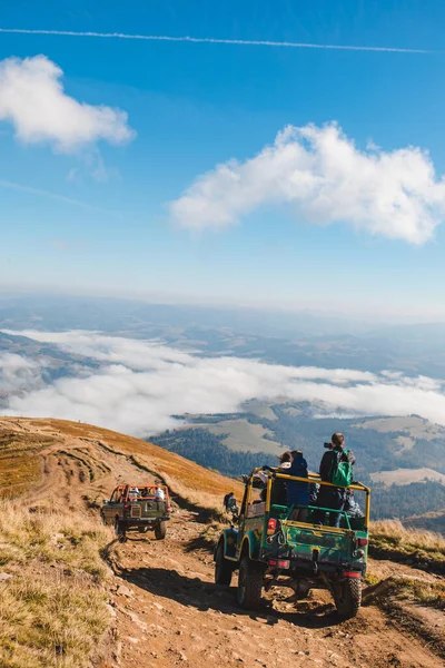 Pessoas Montando Carros Suv Pico Montanha Cópia Espaço — Fotografia de Stock