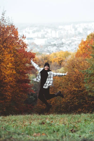 Szczęśliwy Kobieta Jesień Miasto Park Miasto Tle Kopiuj Przestrzeń — Zdjęcie stockowe