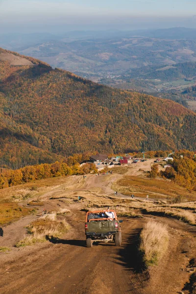 Люди Їдуть Машинах Вершині Гори Копіювати Простір — стокове фото