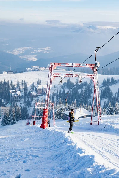 Dragobrat Oekraïne Januari 2021 Mensen Die Met Een Skijuk Heuvel — Stockfoto
