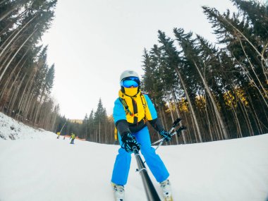 Kayakçı kadın fotokopi alanının yanından geçerken selfie çekiyor.