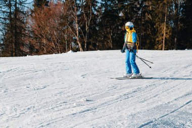Kadın gökyüzünde yamaçtan kayıyor Boşluğu kopyala