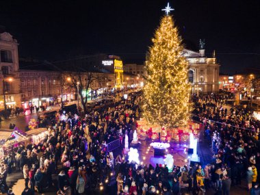 Lviv, Ukrayna - 3 Ocak 2021: insanların noel gezintisine genel bakış