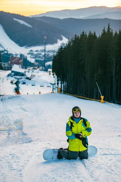 Férfi Sípálya Snowboard Fel Kesztyű Másolás Tér Naplemente — Stock Fotó