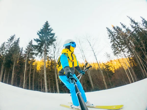 Sciatore Donna Prendendo Selfie Mentre Cavalcando Pendio Copia Spazio — Foto Stock