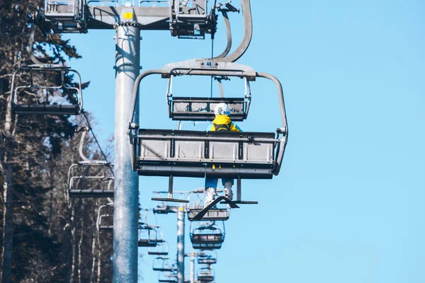 Mulher Subindo Por Teleférico Para Esquiar Montanhas Inverno — Fotografia de Stock