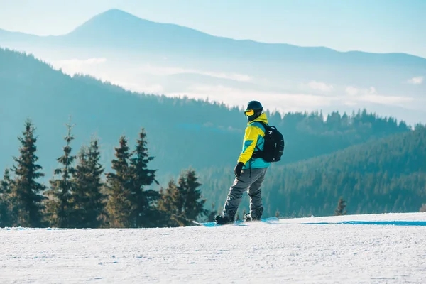 Homem Andando Por Colina Com Montanhas Snowboard Fundo — Fotografia de Stock