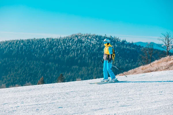 Γυναίκα Σκι Κάτω Από Χειμερινή Πλαγιά Βουνά Στο Παρασκήνιο — Φωτογραφία Αρχείου