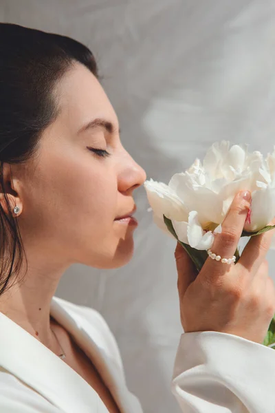 Bela Mulher Deslumbrante Com Flores Peônias Perto — Fotografia de Stock