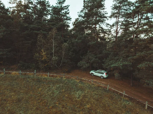 Luchtfoto Van Suv Auto Buurt Van Boerderij Hek — Stockfoto