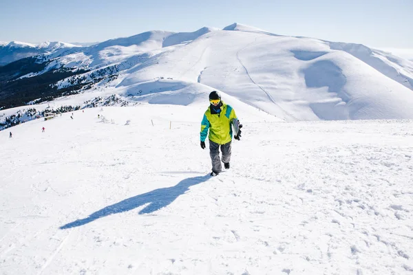 Homem Snowboarder Topo Das Montanhas Bela Vista Sobre Fundo — Fotografia de Stock