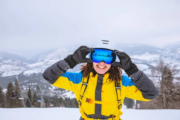 Giovane Bella Donna Sorridente Costume Sci Con Occhiali Casco Montagne — Foto Stock