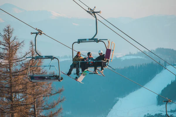 Bukovel Februari 2021 Winterskigebied Skiën Snowboarden — Stockfoto