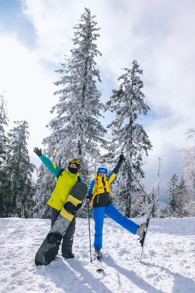 Para Zabawy Ośrodku Narciarskim Mężczyzna Snowboard Kobieta Nart — Zdjęcie stockowe