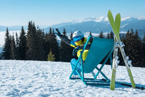 Mujer Esquiadora Sentada Silla Con Hermosas Montañas Vista Panorámica Estación —  Fotos de Stock