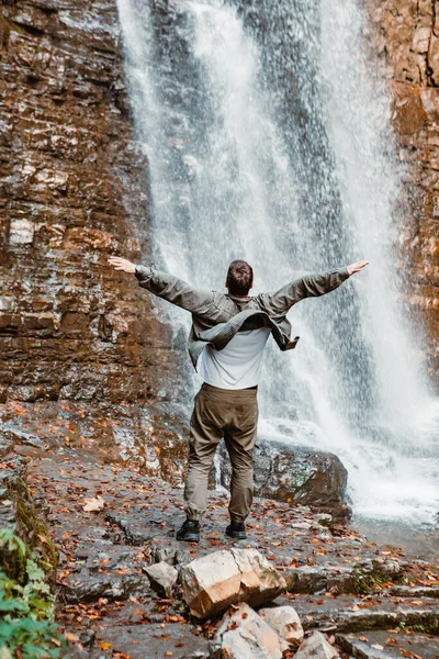 Jonge Sterke Man Wandelaar Zoek Naar Waterval Kopiëren Ruimte — Stockfoto