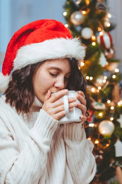 Joven Bonita Mujer Sentado Cerca Árbol Navidad Beber Taza Café — Foto de Stock
