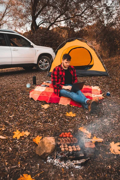 Mann Arbeitet Laptop Auf Dem Campingplatz Herbstsaison Freiberufliches Konzept — Stockfoto