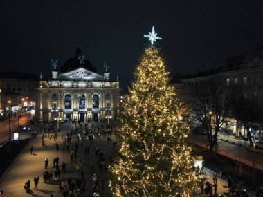 Lviv, Ukrayna - 3 Ocak 2021: insanların noel gezintisine genel bakış