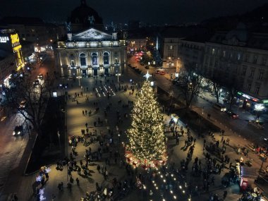 Lviv, Ukrayna - 3 Ocak 2021: insanların noel gezintisine genel bakış