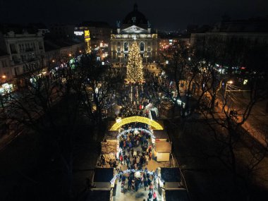Lviv, Ukrayna - 3 Ocak 2021: insanların noel gezintisine genel bakış