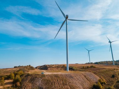 Rüzgar türbininin hava görüntüsü elektrik santrali yeşil enerji