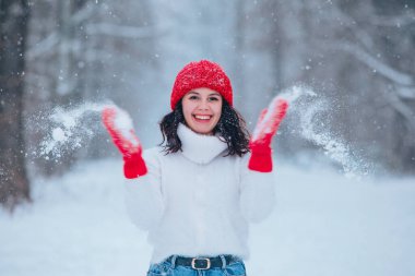 Güzel bir kadın portresi. Karlı bir ormanda. Kopya alanı.
