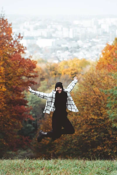 Feliz Mujer Otoño Ciudad Parque Ciudad Espacio Copia Fondo — Foto de Stock