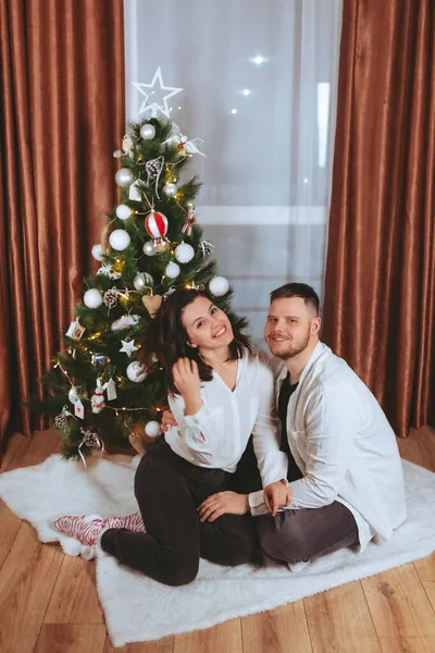 Paar Schieten Voorkant Van Versierde Kerstboom Kopiëren Ruimte Gift Card — Stockfoto