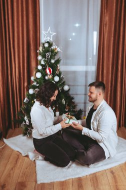 Noel ağacının önünde çekilen çift için fotokopi alanı hediye kartı.