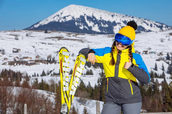 Jovem Sorrindo Bonita Mulher Segurando Esqui Montanhas Fundo Viagens Inverno — Fotografia de Stock