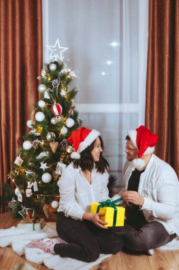 Noel ağacının önünde çekilen çift için fotokopi alanı hediye kartı.