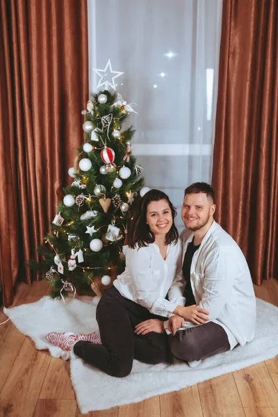 Paar Schieten Voorkant Van Versierde Kerstboom Kopiëren Ruimte Gift Card — Stockfoto