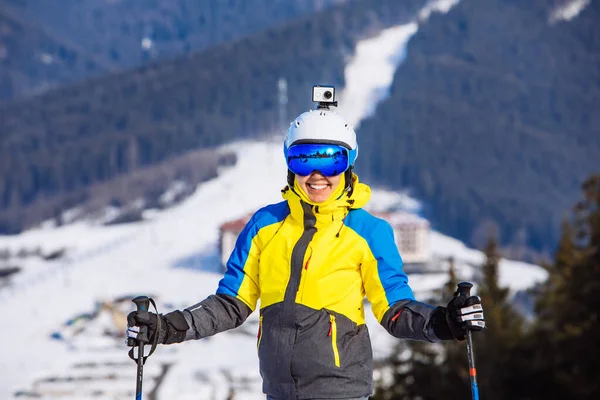 Tepedeki Kayak Ekipmanlı Kadın Yaşam Biçimi — Stok fotoğraf