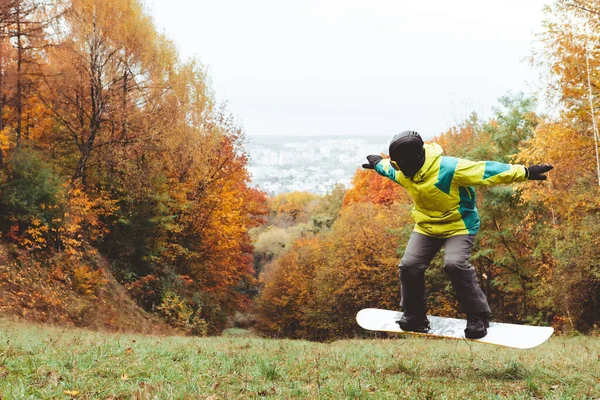 Сноубордист Ждет Лыжного Сезона Стоя Осеннем Склоне — стоковое фото