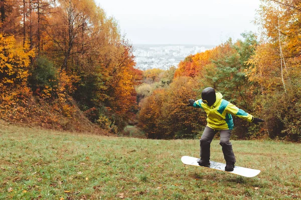 Snowboarder Esperando Para Temporada Esqui Encosta Outono — Fotografia de Stock