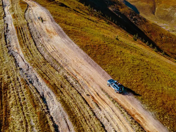 喀尔巴阡山脉顶部的越野路景致空中影象秋天 — 图库照片