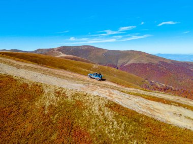 Karpat Dağları 'nın tepesine uzanan off-road çekim yolunun havadan görüntüsü sonbahar sezonunun kopyasıdır.