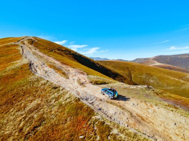 Karpat Dağları 'nın tepesine uzanan off-road çekim yolunun havadan görüntüsü sonbahar sezonunun kopyasıdır.