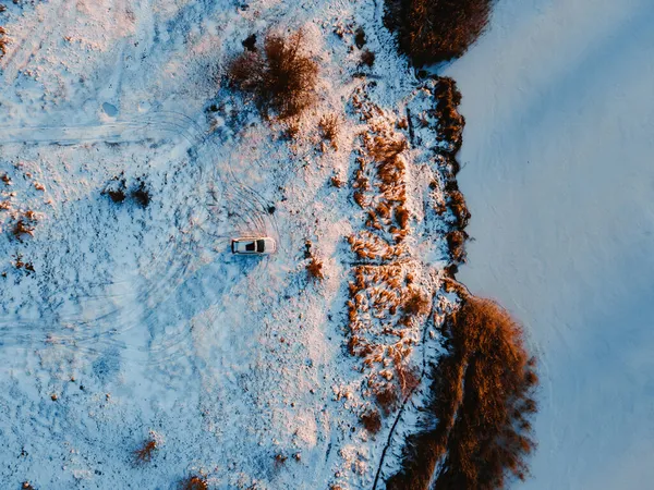 Letecký Pohled Suv Auto Pláži Zamrzlého Jezera Při Západu Slunce — Stock fotografie