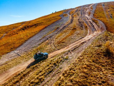 Karpat Dağları 'nın tepesine uzanan off-road çekim yolunun havadan görüntüsü sonbahar sezonunun kopyasıdır.