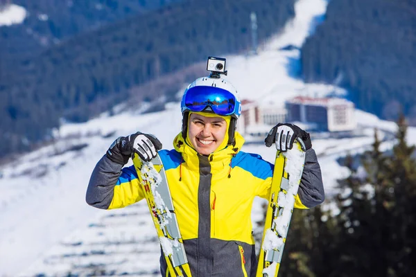 Vrouw Ski Uitrusting Top Van Heuvel Levensstijl — Stockfoto