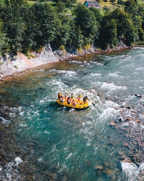 Góry Rzeka Spływy Ekstremalne Atrakcje Lato Przestrzeń Kopiowania — Zdjęcie stockowe