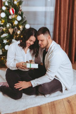 Noel ağacının önünde çekilen çift için fotokopi alanı hediye kartı.