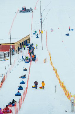 Kar boruları için sıra. İnsanları tepeye çek. kış aktiviteleri