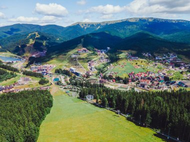 Ukrayna Karpatlar 'ındaki Bukovel' in havadan görünüşü. Yaz zamanı.